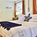 4 Bdr Cottage, Edinboro Lake Views, Dogs Welcome