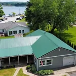 4 Bdr Cottage, Edinboro Lake Views, Dogs Welcome