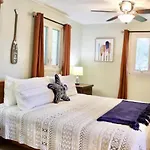 4 Bdr Cottage, Edinboro Lake Views, Dogs Welcome